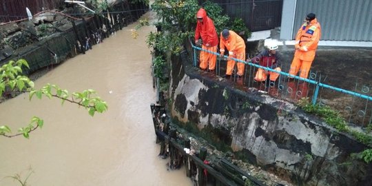 Terjatuh dari motor di tengah banjir, remaja di Balikpapan hilang terseret arus
