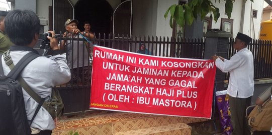 Sudah 5 tahun tak diberangkatkan haji & umrah, jemaah segel kantor PT H20