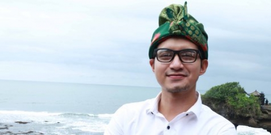 Video shalat di kereta menjadi viral, Chand Kelvin rupanya seseorang yang religius