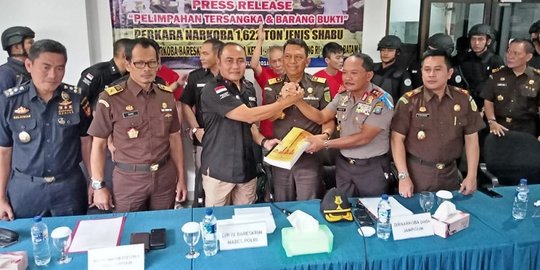 Polisi serahkan tersangka dan barang bukti sabu 1,6 ton ke Kejari Batam