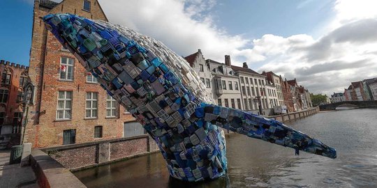 Menakjubkan, sampah Samudra Pasifik diubah jadi patung ikan paus di Belgia