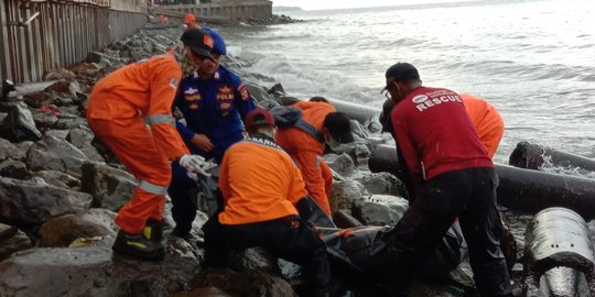 Jatuh terseret banjir di selokan, Joni ditemukan tewas di pantai