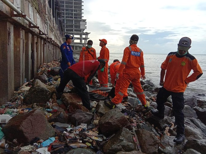 evakuasi jasad korban terseret banjir