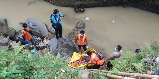 Warga Karanganyar temukan mayat membusuk tersangkut di batu sungai