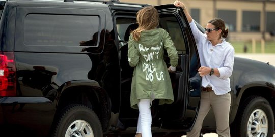 Kenakan mantel ini saat kunjungi anak imigran, Melania Trump dikecam