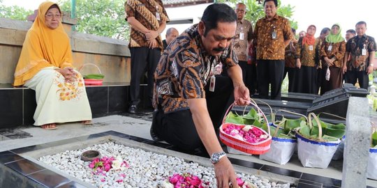Peringati HUT Pemkot ke-72, FX Hadi Rudyatmo ziarah ke makam para mantan wali kota