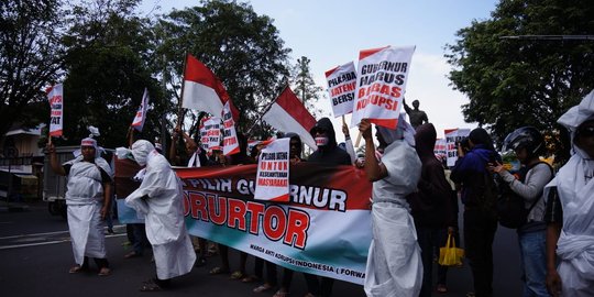 Pocong gadungan ajak warga Solo tak golput di Pilgub Jateng