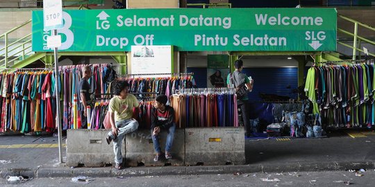 Gedung Pasar Tanah Abang masih tutup, pedagang terpaksa jualan di luar