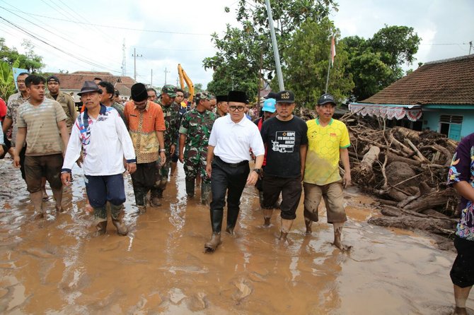 bupati banyuwangi abdullah azwar anas memantau langsung penanganan pascabencana banjir