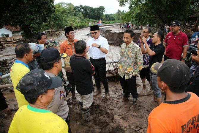 bupati banyuwangi abdullah azwar anas memantau langsung penanganan pascabencana banjir