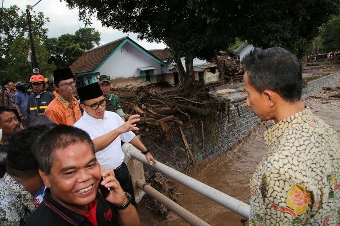 bupati banyuwangi abdullah azwar anas memantau langsung penanganan pascabencana banjir