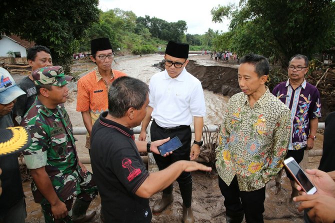 bupati banyuwangi abdullah azwar anas memantau langsung penanganan pascabencana banjir