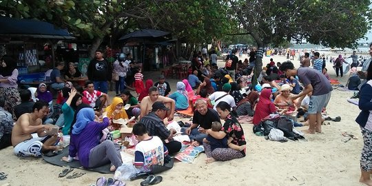 Tradisi Lebaran ketupat, ribuan warga padati Pantai Sanur