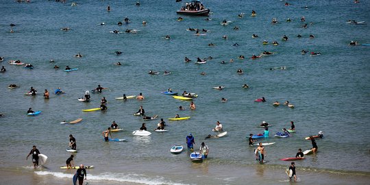 Ratusan surfer Israel lakukan aksi protes kerusakan lingkungan di Laut Mediterania