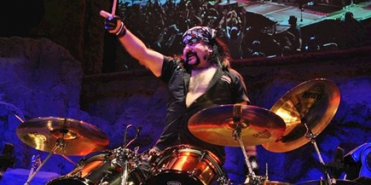 Vinnie Paul eks drummer Pantera meninggal dunia di usia 54 tahun
