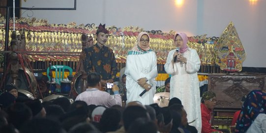 Sambil wayangan, Risma ajak warga Jombang pilih Gus Ipul-Puti