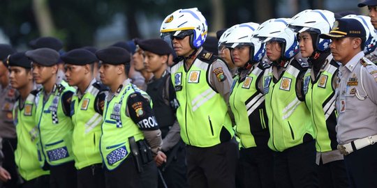 Polisi lakukan buka tutup jalan ketika atlet Asian Games menuju venue