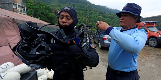 Tim SAR selami Danau Toba untuk cari korban tenggelamnya KM Sinar Bangun