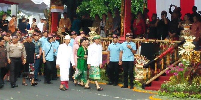 Resmikan Pesta Kesenian Bali Jokowi bagi bagi sarung dan 