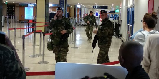 Benda mencurigakan bikin geger Bandara Orly Paris