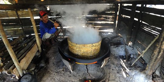 Menengok pembuatan gula kelapa