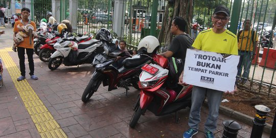 Aktivis Koalisi Pejalan Kaki bertamasya susuri trotoar Ibu Kota