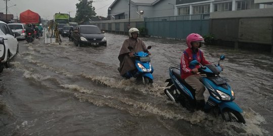 Hujan deras, jalan Jakarta-Cikampek terendam banjir di 3 titik