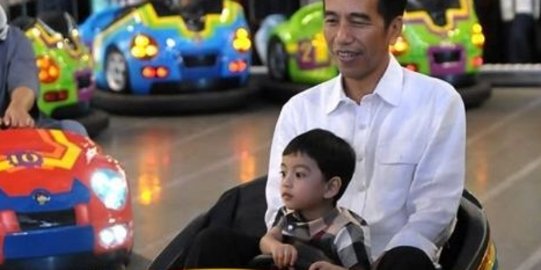 Libur Lebaran, Jokowi temani Jan Ethes naik bumper car