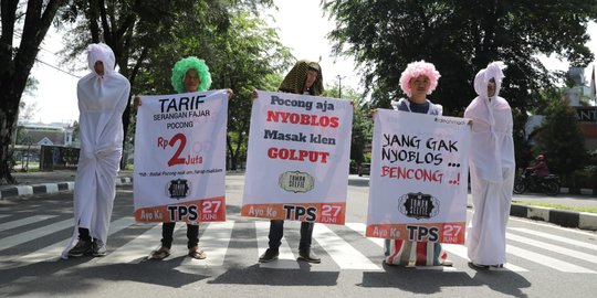 Sejumlah 'pocong' di Medan turun ke jalan ajak masyarakat tidak golput