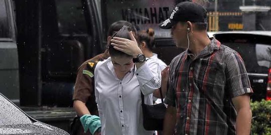 Tunggu sidang putusan, Jennifer Dunn santai dengarkan lagu