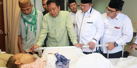 Didampingi KH Syukron Ma'mun, Romahurmuziy jenguk ulama Betawi Buya Saifuddin