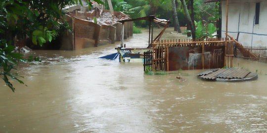 Hujan deras, sejumlah rumah di Subang terendam banjir akibat luapan sungai
