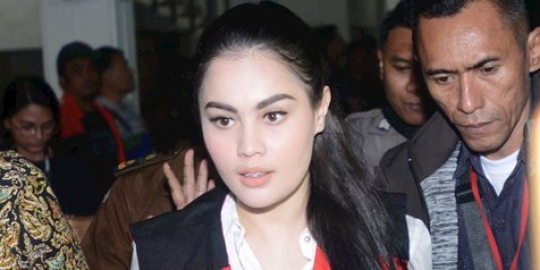 Jennifer Dunn santai kenakan headset jelang sidang putusan kasus narkotika