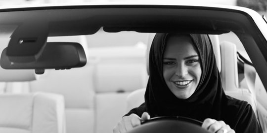 mengendarai mobil rev1