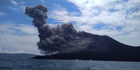 Gunung Anak Krakatau semburkan abu vulkanik dan pasir