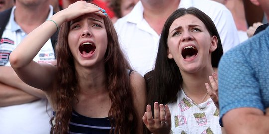Reaksi wajah para suporter Rusia usai ditekuk Uruguay