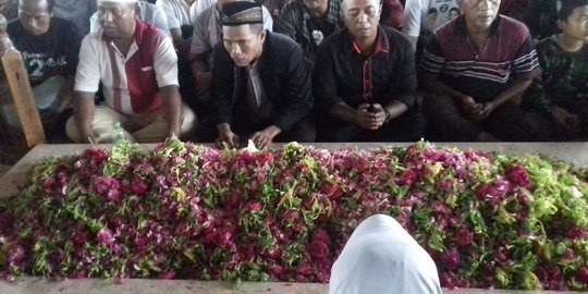 Warga Simokerto doakan Gus Ipul-Puti di makam Gus Dur dan Bung Karno