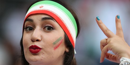 Pesona suporter cantik di laga Iran vs Portugal