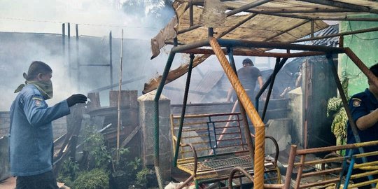 Rumah terbakar saat ibu jualan, dua balita nyaris jadi korban