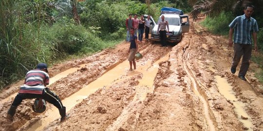 Perjuangan polisi kawal logistik Pilgub Riau di jalan berlumpur