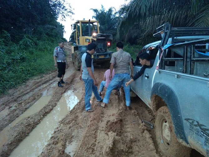 polisi kawal logistik pilgub riau di jalan berlumpur