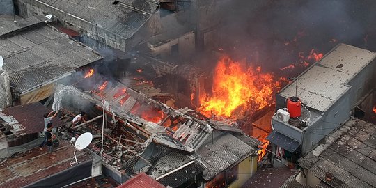 Pantauan udara kebakaran yang landa permukiman di Tanah Tinggi