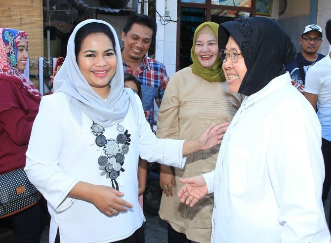 risma dan puti soekarno menghadiri soft opening rumah nastar