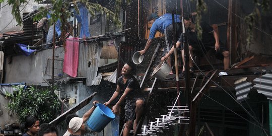 Aksi warga Tanah Tinggi berjibaku padamkan kebakaran