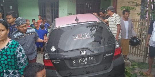 Bawa mobil curian dan tabrak dua rumah, pria di Karawang ditangkap warga