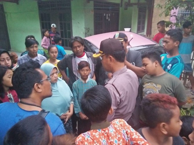 mobil curian tabrak dua rumah warga di karawang