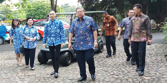 Kompak berbatik biru saat nyoblos, SBY kembali ingatkan TNI-Polri netral