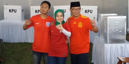 Pakai jersey Spanyol saat nyoblos, Emil bakal peluk istri jika menang