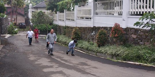 Pilih datangi TPS siang hari, Sudrajat ajak cucu jogging sebelum nyoblos