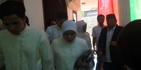 Dikawal tiga purnawirawan jenderal, Khofifah nyoblos di TPS 16